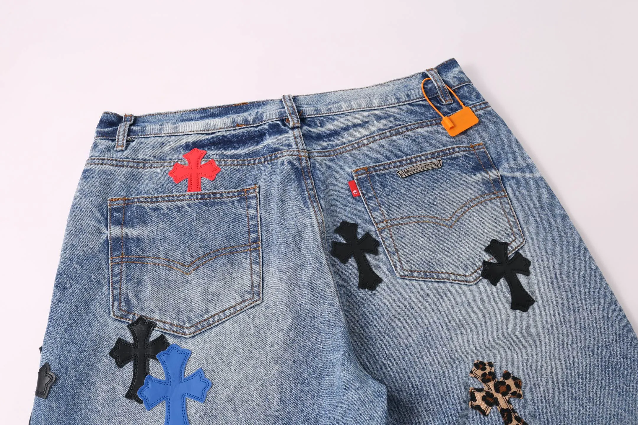 P280 Style No.: H882 Chrome Heart & Chrome Heart Blue Pants Colored Leather Heavy Duty Jeans ChromeHearts#Design Jeans Invincible Texture Ceiling-Level Jeans Hard to Find at the Counter‼ ️ Cross patchwork leather jeans, top-notch heavy-duty washing process, calfskin laser-cut cross, distressed silver hardware, straight version to make the upper body slimmer, that lesbian style Color: blue Size: 28-30-32-34-36